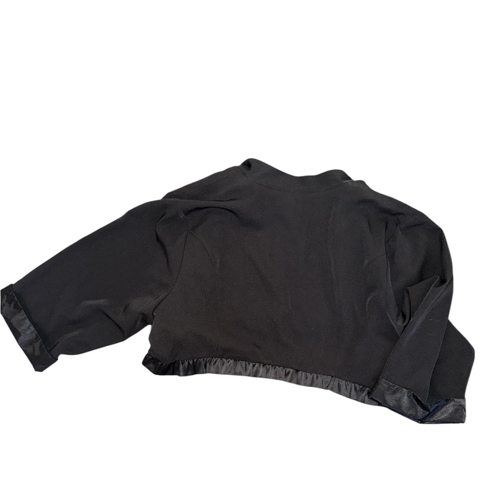 Torrid Plus Size 4 Black Cropped Bolero Shrug Jacket Coat Ruffled Trim Like New - Picture 3 of 3